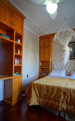Casa à venda com 300m², 4 quartos e 2 vagasSuite