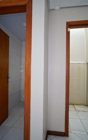 Casa à venda com 300m², 4 quartos e 2 vagasDetalhe entrada banheiro-poço luz