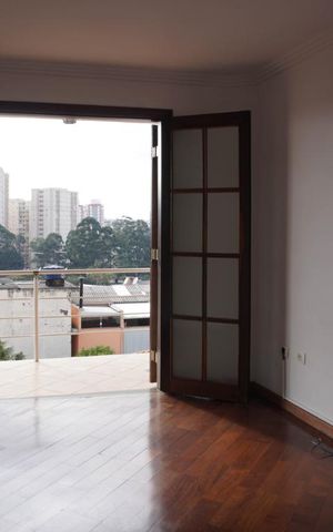 Casa à venda com 379m², 5 quartos e 3 vagas Casa à venda com 379m², 5 quartos e 3 vagasQuarto 2