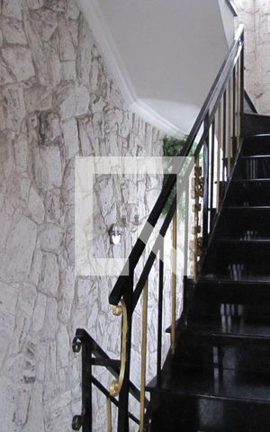 Casa à venda com 413m², 5 quartos e 6 vagasEscada