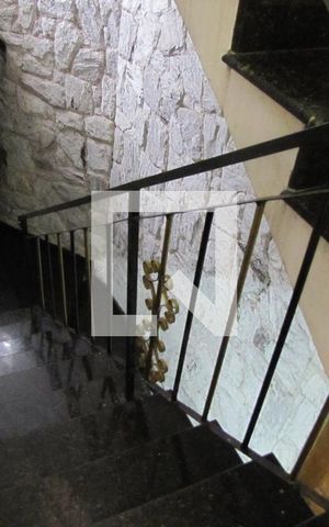 Casa à venda com 413m², 5 quartos e 6 vagasEscada