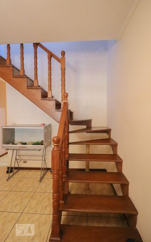 Casa à venda com 150m², 3 quartos e 2 vagas Casa à venda com 150m², 3 quartos e 2 vagasEscada