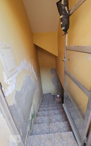 Casa à venda com 150m², 3 quartos e 2 vagas Casa à venda com 150m², 3 quartos e 2 vagasEscadas porão