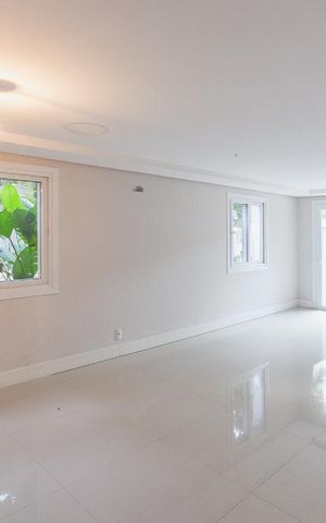 Casa de condomínio à venda com 241m², 3 quartos e 2 vagas Casa de condomínio à venda com 241m², 3 quartos e 2 vagasSala
