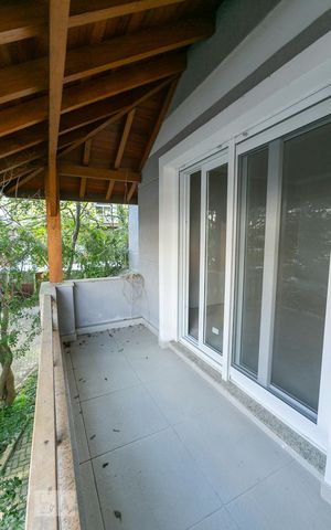 Casa de condomínio à venda com 241m², 3 quartos e 2 vagas Casa de condomínio à venda com 241m², 3 quartos e 2 vagasVaranda do Quarto 1