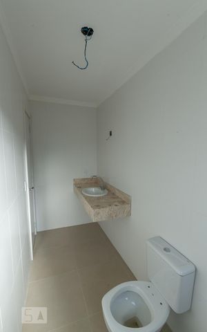 Casa de condomínio à venda com 241m², 3 quartos e 2 vagas Casa de condomínio à venda com 241m², 3 quartos e 2 vagasBanheiro do Quarto 2