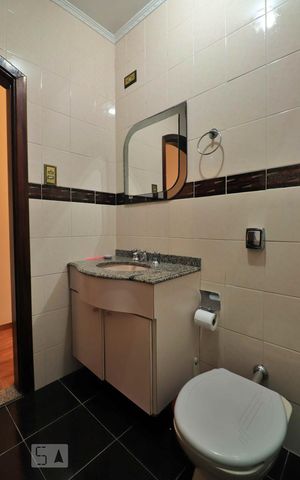 Casa para alugar com 220m², 3 quartos e 2 vagasBanheiro Social