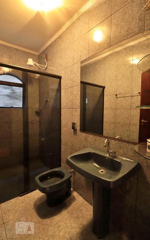 Casa para alugar com 220m², 3 quartos e 2 vagasBanheiro da Suíte