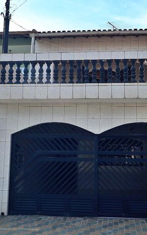 Casa para alugar com 220m², 3 quartos e 2 vagasFachada