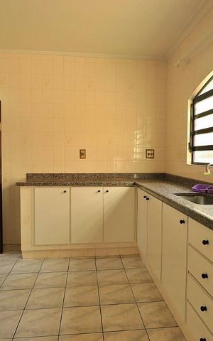 Casa para alugar com 220m², 3 quartos e 2 vagasCozinha