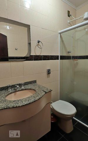 Casa para alugar com 220m², 3 quartos e 2 vagasBanheiro Social