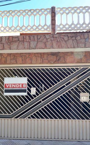 Casa à venda com 302m², 3 quartos e 2 vagasFachada