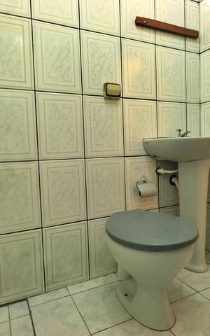 Casa à venda com 302m², 3 quartos e 2 vagasCasa Fundos - Banheiro