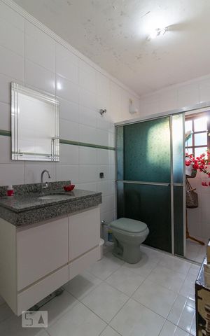 Casa para alugar com 160m², 3 quartos e 2 vagasBanheiro social