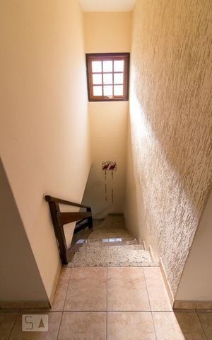 Casa para alugar com 160m², 3 quartos e 2 vagasEscadas
