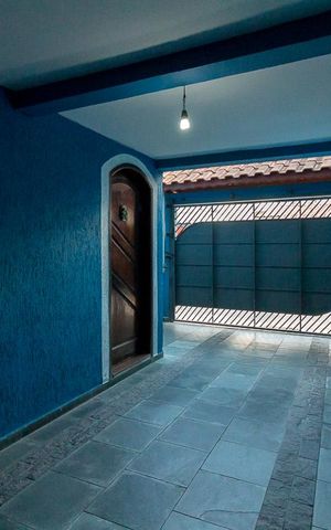 Casa para alugar com 160m², 3 quartos e 2 vagasEntrada da casa e garagem