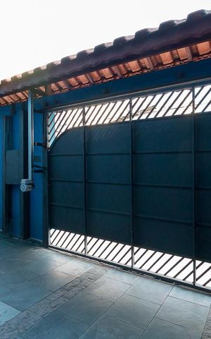 Casa para alugar com 160m², 3 quartos e 2 vagasEntrada da casa e garagem