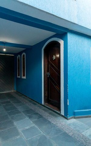 Casa para alugar com 160m², 3 quartos e 2 vagasEntrada da casa e garagem