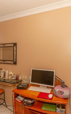 Casa à venda com 200m², 3 quartos e 3 vagas Casa à venda com 200m², 3 quartos e 3 vagasHome Office