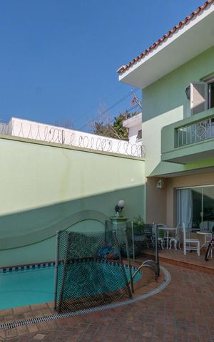 Casa à venda com 200m², 3 quartos e 3 vagas Casa à venda com 200m², 3 quartos e 3 vagasPiscina