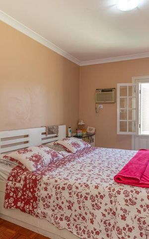 Casa à venda com 200m², 3 quartos e 3 vagas Casa à venda com 200m², 3 quartos e 3 vagasSuite