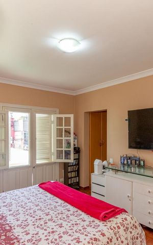 Casa à venda com 200m², 3 quartos e 3 vagas Casa à venda com 200m², 3 quartos e 3 vagasSuite