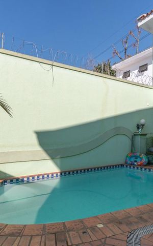 Casa à venda com 200m², 3 quartos e 3 vagas Casa à venda com 200m², 3 quartos e 3 vagasPiscina
