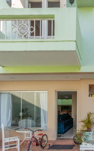 Casa à venda com 200m², 3 quartos e 3 vagas Casa à venda com 200m², 3 quartos e 3 vagasFachada