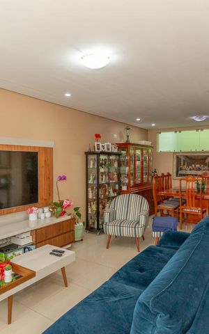 Casa à venda com 200m², 3 quartos e 3 vagas Casa à venda com 200m², 3 quartos e 3 vagasSala