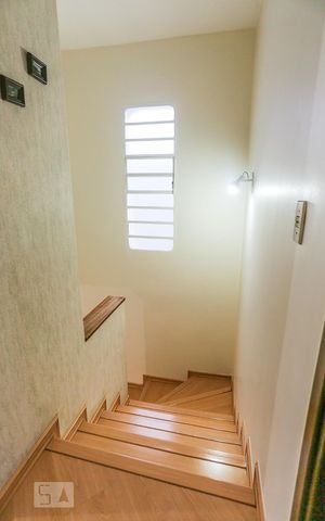 Casa de condomínio à venda com 125m², 3 quartos e 2 vagas Casa de condomínio à venda com 125m², 3 quartos e 2 vagasEscada