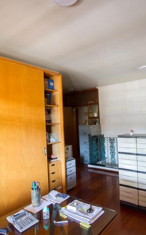 Casa à venda com 570m², 4 quartos e 4 vagasEscritório