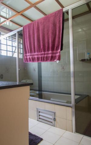 Casa à venda com 570m², 4 quartos e 4 vagasBanheiro Suíte 1