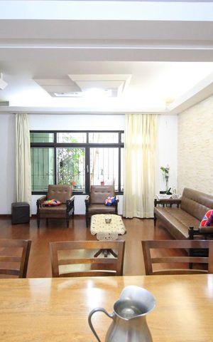 Casa à venda com 400m², 5 quartos e 3 vagas Casa à venda com 400m², 5 quartos e 3 vagasSala