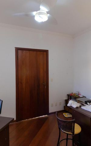 Casa à venda com 350m², 3 quartos e 4 vagas Casa à venda com 350m², 3 quartos e 4 vagasEscritório