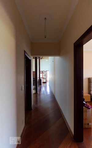 Casa à venda com 350m², 3 quartos e 4 vagas Casa à venda com 350m², 3 quartos e 4 vagasCorredor