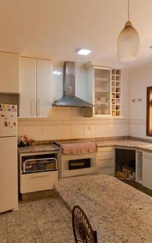 Casa à venda com 350m², 3 quartos e 4 vagas Casa à venda com 350m², 3 quartos e 4 vagasCozinha