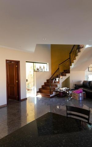 Casa à venda com 350m², 3 quartos e 4 vagas Casa à venda com 350m², 3 quartos e 4 vagasSala de Jantar