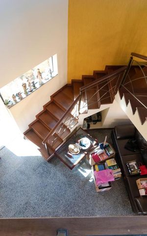 Casa à venda com 350m², 3 quartos e 4 vagas Casa à venda com 350m², 3 quartos e 4 vagasEscada