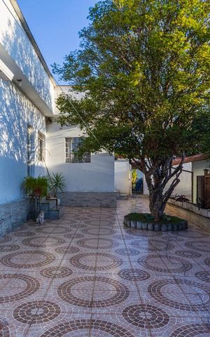 Casa à venda com 2000m², 5 quartos e 6 vagas Casa à venda com 2000m², 5 quartos e 6 vagasÁrea Externa