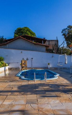 Casa à venda com 2000m², 5 quartos e 6 vagas Casa à venda com 2000m², 5 quartos e 6 vagasPiscina