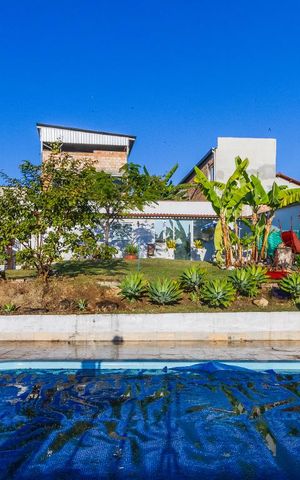 Casa à venda com 2000m², 5 quartos e 6 vagas Casa à venda com 2000m², 5 quartos e 6 vagasPiscina