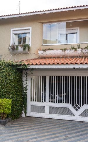 Casa à venda com 290m², 3 quartos e 3 vagas Casa à venda com 290m², 3 quartos e 3 vagasFachada