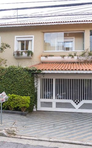 Casa à venda com 290m², 3 quartos e 3 vagas Casa à venda com 290m², 3 quartos e 3 vagasFachada