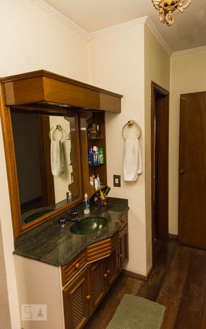 Apartamento à venda com 380m², 4 quartos e 4 vagas Apartamento à venda com 380m², 4 quartos e 4 vagasBanheiro da Suíte 2