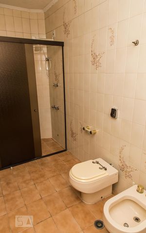 Apartamento à venda com 380m², 4 quartos e 4 vagas Apartamento à venda com 380m², 4 quartos e 4 vagasBanheiro da Suíte 1