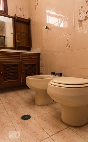 Apartamento à venda com 380m², 4 quartos e 4 vagas Apartamento à venda com 380m², 4 quartos e 4 vagasSala de TV - Banheiro