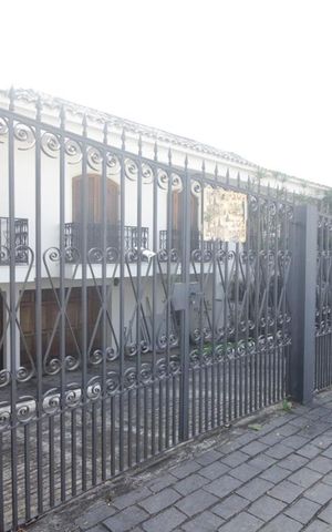 Casa à venda com 380m², 4 quartos e 3 vagasFachada