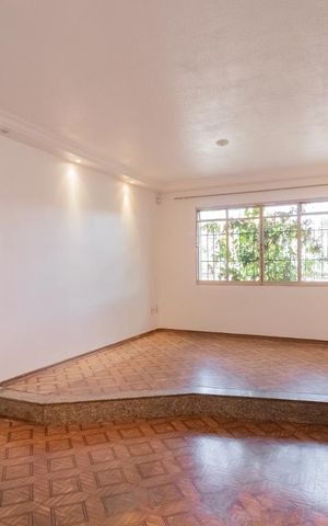 Casa à venda com 200m², 3 quartos e 2 vagas Casa à venda com 200m², 3 quartos e 2 vagasSala