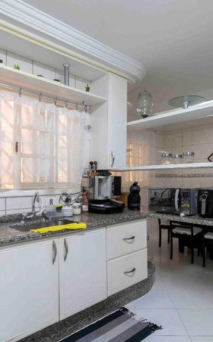 Casa à venda com 225m², 3 quartos e 2 vagas Casa à venda com 225m², 3 quartos e 2 vagasCozinha
