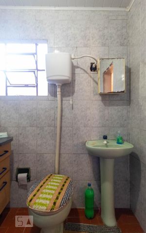 Casa à venda com 60m², 2 quartos e 1 vaga Casa à venda com 60m², 2 quartos e 1 vagaBanheiro